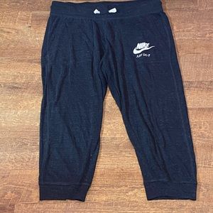 Nike crop capri’s